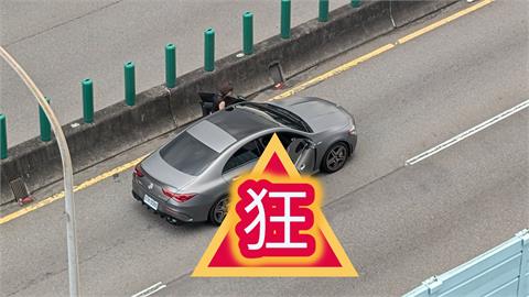 萬安演習竟把高架橋當「伸展台」　2女擺拍網看傻：恐吞30萬元罰單！