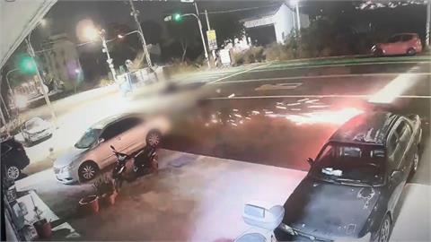 疑搶快跨雙黃線！　小貨車衝撞機車"現場車殼四散"