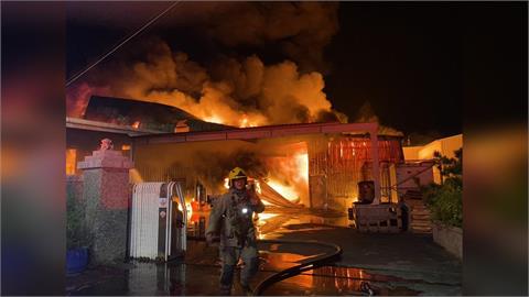 快新聞/最新!台南仁德工廠烈焰沖天 消防局出動31車、2機器人灌救中