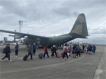 快新聞／民航局協調軍方支援「C-130運輸機」 　助70位民眾回金門過年