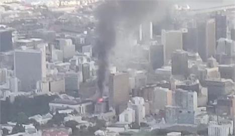 快新聞／南非國會大火黑煙狂冒竄雲霄　燒毀一層樓50多歲嫌犯遭逮捕