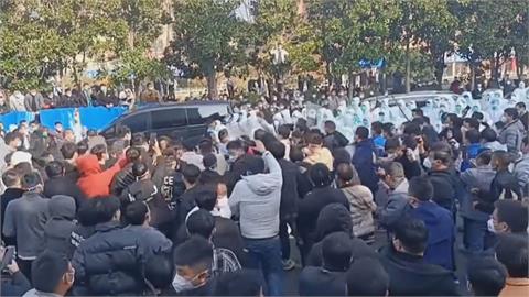 富士康鄭州廠爆大規模抗議　武警猛踹民眾濺血、出動催淚瓦斯鎮壓