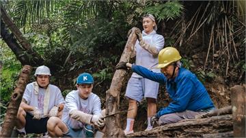 洪都拉斯、温貞菱修泥濘古道 ! 陳庭妮、施名帥揹餐上山  落淚感動被誇人間美味