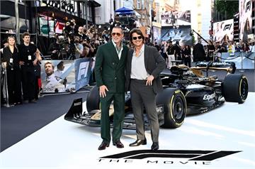 超過30年後雙帥合體啦　湯姆克魯斯力挺布萊德彼特《F1電影》首映