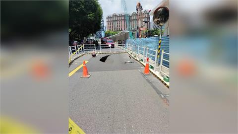 快新聞／北市敦化北路出事了！驚見天坑、管線破裂「飄出瓦斯味」畫面曝光