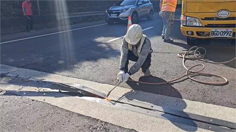 台62線路面伸縮縫突翹起！害25車爆胎「車流回堵」