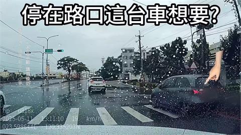 大雨澆不熄買氣！　彰化汽車違停卡路口買「豆標」