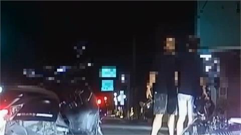 疑不滿被看一眼！男子當街攔車　持安全帽毆打騎士