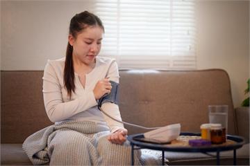 頭痛胸悶別以為只是太累！高血壓初期難發現，醫揭「3關鍵」揪出隱形殺手