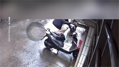 飛簷走壁？賊看準住戶樓層低　　踩機車爬屋簷"入室行竊"