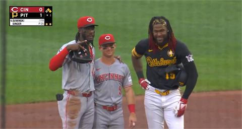 MLB(影)／遭夾擊！「鋸齒狀合照」球迷瘋傳　紅人二壘手「真實身高」出乎意料