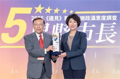 饒慶鈴蟬聯《遠見》五星縣長 領獎展現慢經濟施政成果