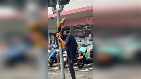 驚見少林足球"一字馬絕技" 阿伯貼號誌桿"高舉腳練武功"