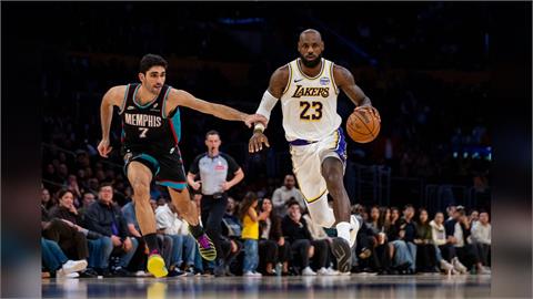 NBA(影)/湖人本季「關鍵時刻」表現特別猛!逆轉擊敗灰熊保持完美不敗紀錄