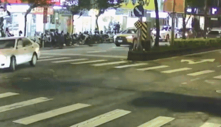 最新／永和贓車甩尾狂飆！警狂開4槍壓制　毒品前科男遭「拔」出車外