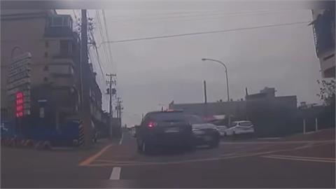 驚險畫面曝光！　新竹七旬駕駛「眼前一黑」逆向撞3車