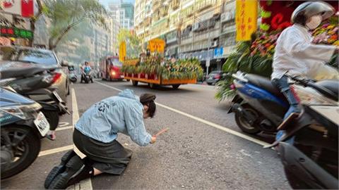 「見佛殺佛」！徐巧芯拿香拜拜卻沒點著　曹興誠：連媽祖都敢騙