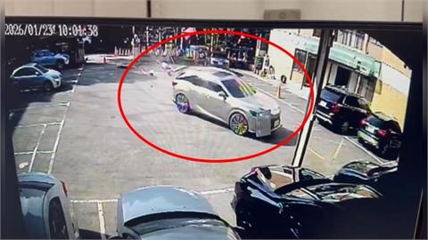 國民黨台中黨部遭撞！　鐵門撞毀圍牆破大洞　喊窮要索賠