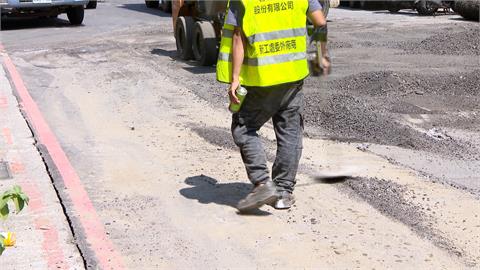 北市南京西路驚見天坑　天坑歸咎天氣熱太離譜！議員協調市府儘快處理