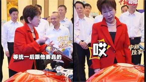 洪秀柱見張雪機車喊「等統一後…」！被邀試騎「下秒竟大翻車」出事了　尷尬原因曝光