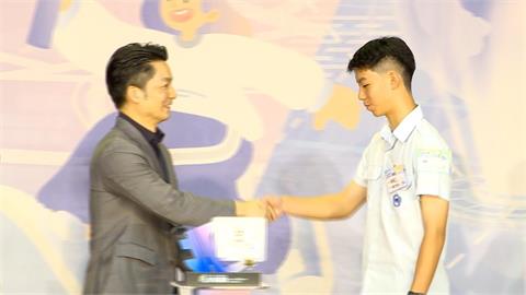 歷任市長傳統? 蔣萬安頒"市長獎"給長子俏皮玩自拍
