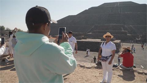 墨西哥人爬上古金字塔　迎接「春分」曬太陽求好運