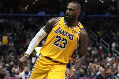 NBA／詹皇有顆驛動的心?　在騎士球場合照引人遐思後火速回應