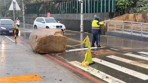 比車還大！基隆外木山湖海路5噸巨石崩落險砸車