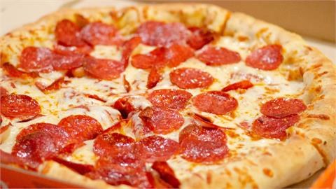 能吃更飽？知名業者推「中披薩」尺寸竟然這麼大　網驚：其他家恐要跟進