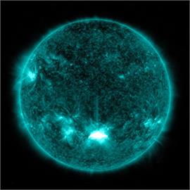 震撼畫面曝光！最強X級「太陽閃焰」爆發　NASA估今明襲地球GPS、通訊