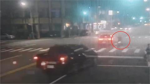 勸別車上抽菸爆衝突? 騎士遭駕駛一路尾隨撞花盆自摔