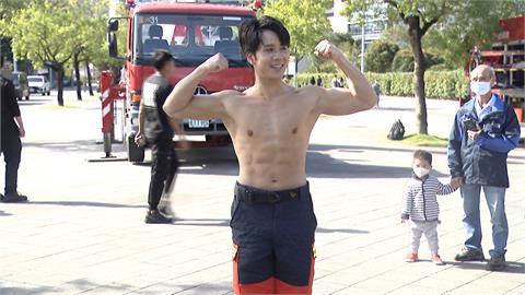 2025新北消防猛男月曆來啦！　偵蒐犬也賣萌入鏡