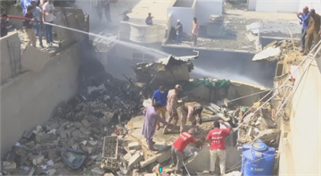 巴基斯坦復飛不到一星期 空巴墜毀第一大城住宅區