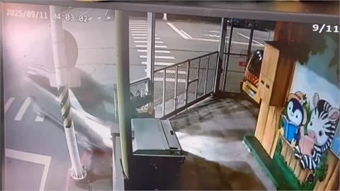 死亡車禍！衝撞幼兒園大門　駕駛喪命、2人受傷送醫