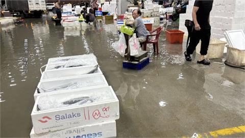 暴雨侵襲恰逢大潮　東港海水倒灌、前鎮漁港漁市淹水
