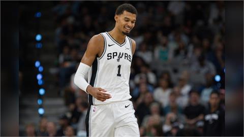 NBA(影)/是否在意被顏扣淪為海報配角?「斑馬大師」文班亞馬開示了