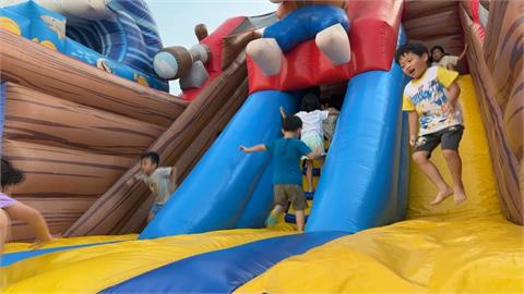 嘉義「東石海之夏」登場　氣墊樂園吸小朋友遊玩
