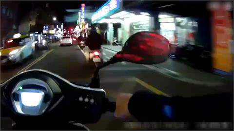 機車沒裝後照鏡被攔查！　乘客竟然是通緝犯