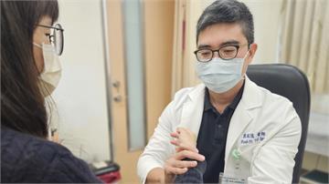 萬分之一機率罹患巨星同款罕病！　「雙腳黏地」舉步難行留意「僵硬人症候群」！