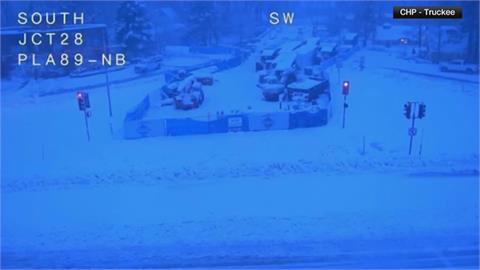 耶誕節美國加州豪雨　逾16萬戶停電　路樹倒塌