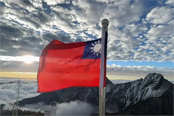 全台雲多難見日出　玉山「第一道曙光＋國旗」成元旦最美風景