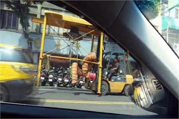 龐大變種工程車隨意上路 2層樓高超危險