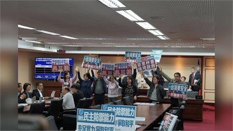 快新聞／封殺751次！政院版「立委赴中改許可制」修法　藍白「終於放行付委」