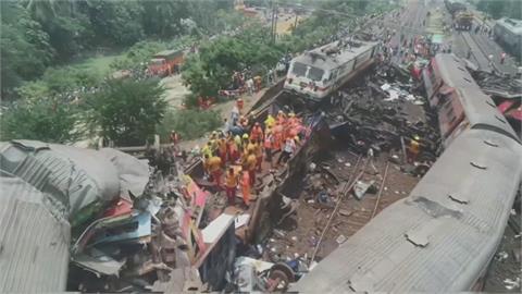 印度3火車相撞！千人死傷　初判信號錯誤導致