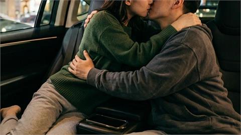 嘉義人妻摩鐵激戰「特斯拉車友」！鑽車後座「親暱1hr」遭尪抓包下場慘了
