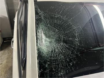 快新聞／還辯撞到石頭？邱軍肇事車輛曝　後照鏡斷裂、擋風玻璃碎成蜘蛛網