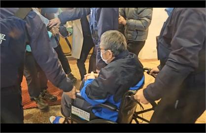 快新聞／柯文哲今早手術「坐輪椅」抵達醫院　支持者喊：阿北！我們愛你