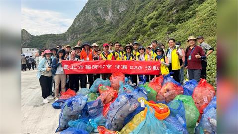 北市藥師公會尹岱智理事長率白袍藥師登基隆嶼淨灘 攜手企業守護海洋
