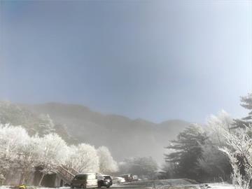 銀白南橫　台東向陽路段下雪美景曝光