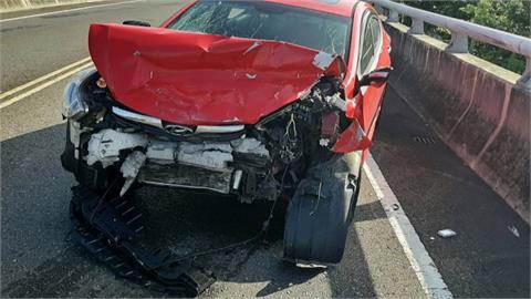八旬駕駛突衝對向車道　逆撞上橋車輛2人送醫